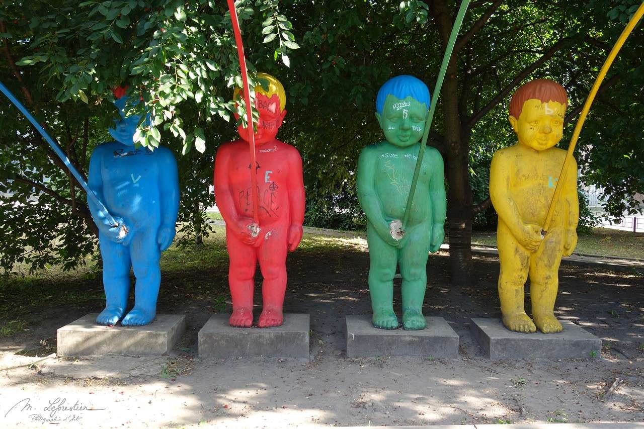 Ukraine: see the peeing statues in Kiev